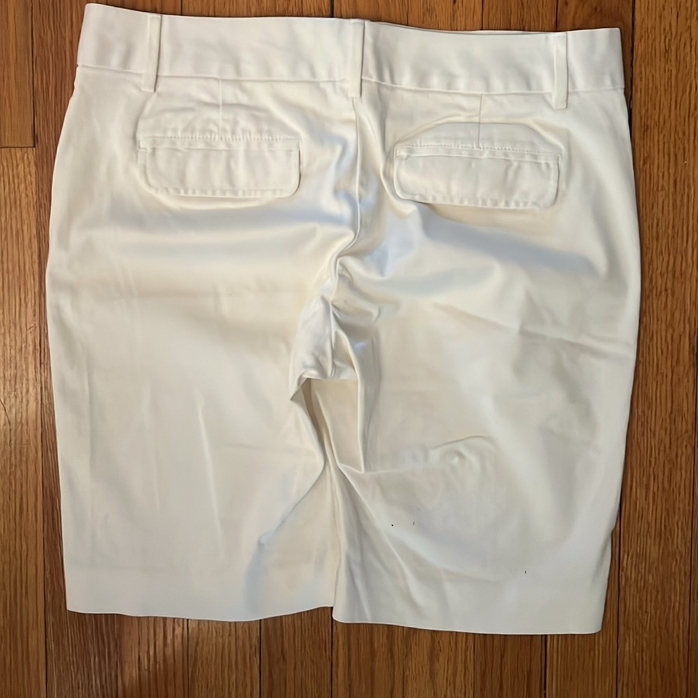 Banana republic white Bermuda shorts, 8” size 4 - Picture 2 of 3
